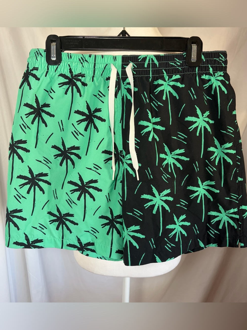 Chubbies Men’s 5.5” Split Palm-Print Swim Shorts in Black & Mint Size Large